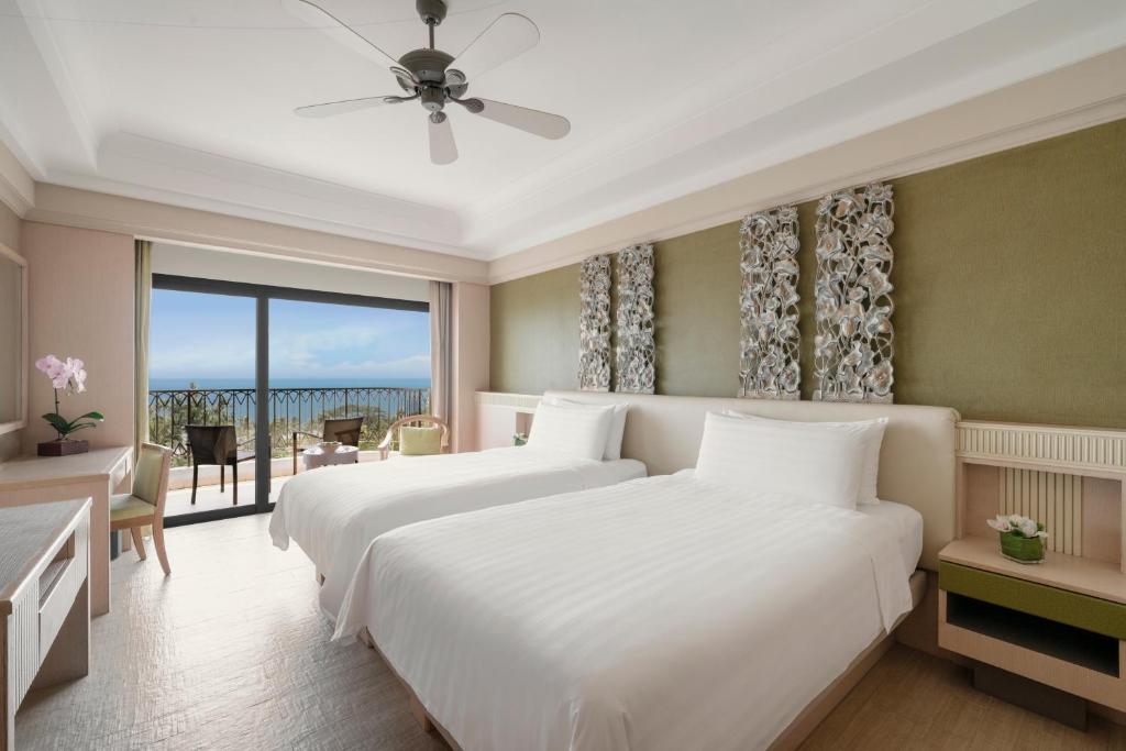 Двухместный (Двухместный номер Делюкс с 2 отдельными кроватями и видом на море) курортного отеля Shangri-La's Rasa Sentosa Resort & Spa, Сингапур (город)