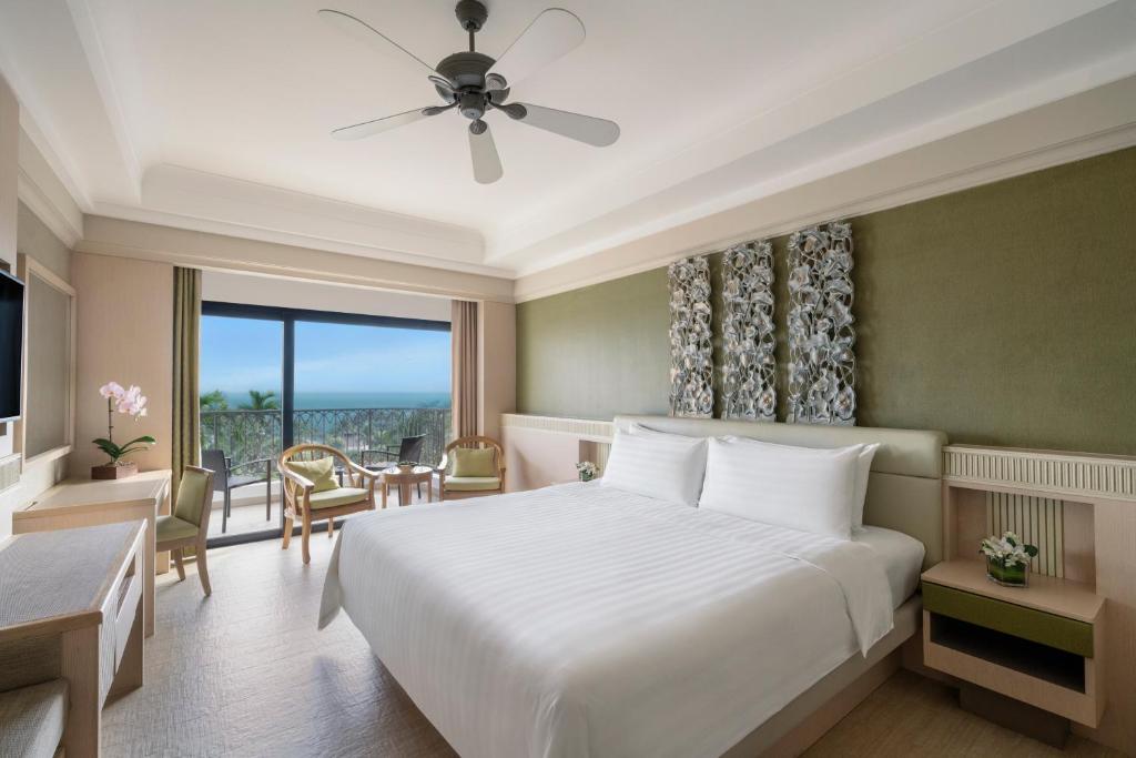 Двухместный (Номер Делюкс с кроватью размера «king-size» и видом на море) курортного отеля Shangri-La's Rasa Sentosa Resort & Spa, Сингапур (город)