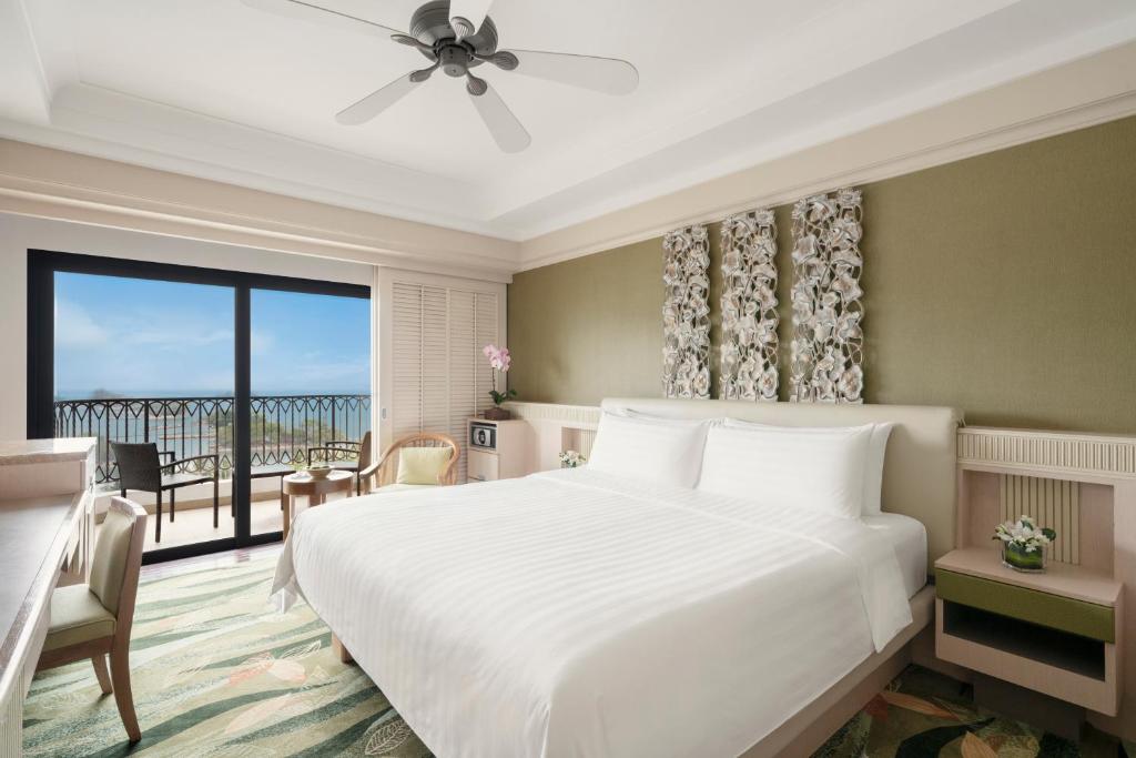 Двухместный (Номер с кроватью размера «king-size» и панорамным видом на море) курортного отеля Shangri-La's Rasa Sentosa Resort & Spa, Сингапур (город)