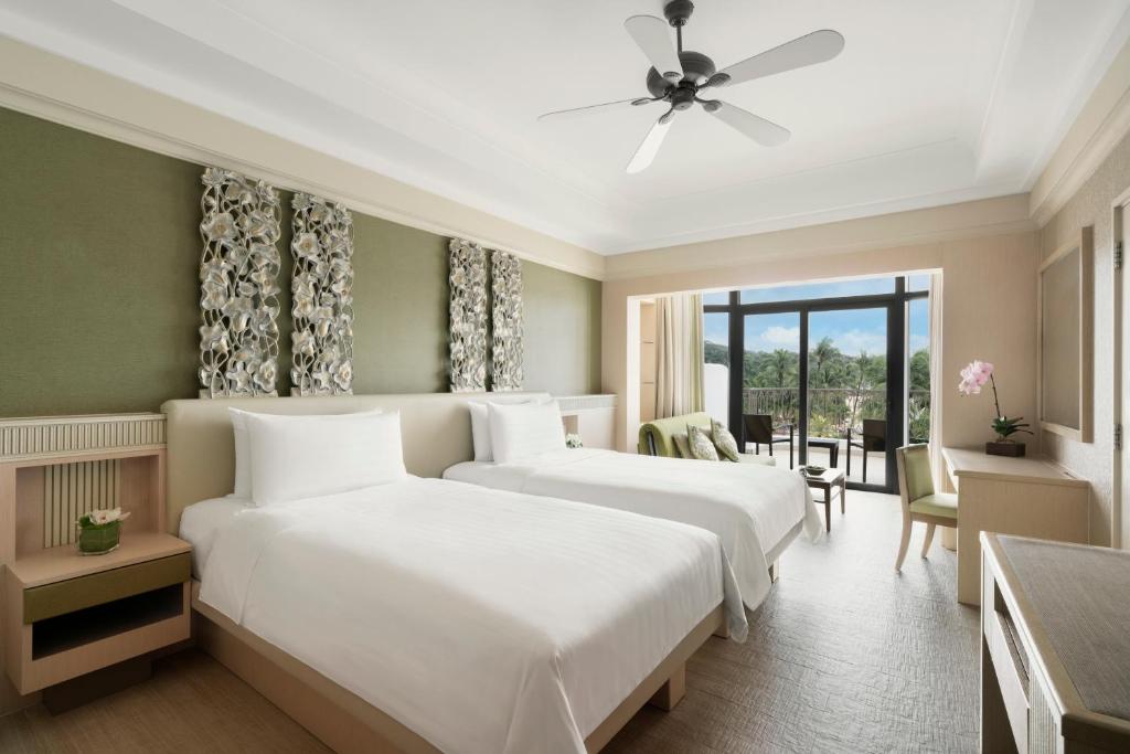 Двухместный (Двухместный номер Делюкс с 2 отдельными кроватями, вид на бассейн) курортного отеля Shangri-La's Rasa Sentosa Resort & Spa, Сингапур (город)