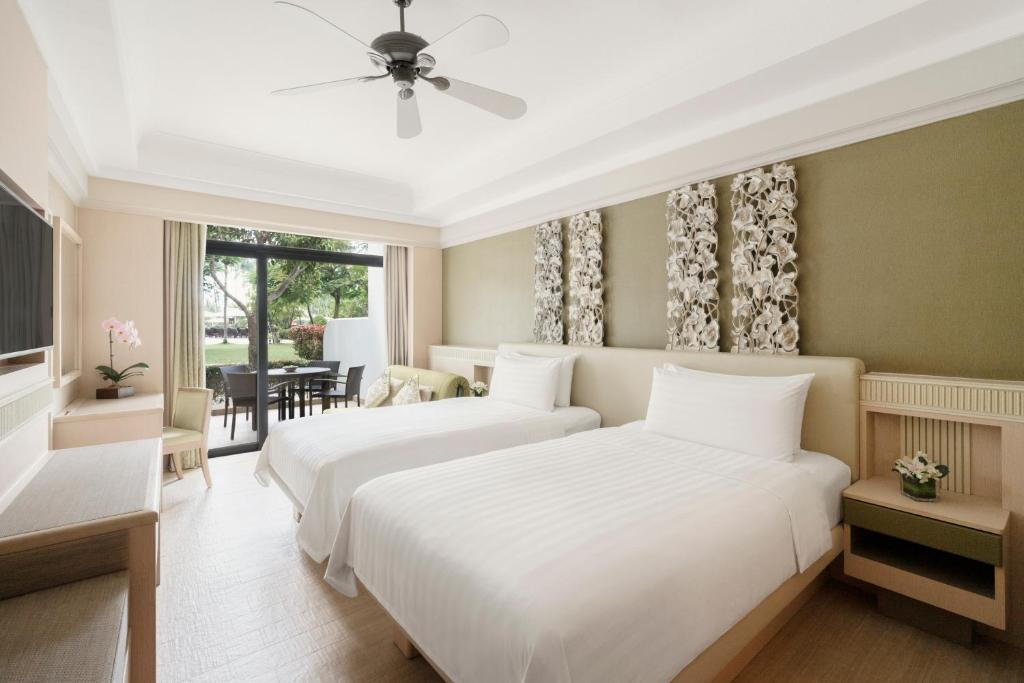 Двухместный (Семейный двухместный номер «Сад» с 2 отдельными кроватями) курортного отеля Shangri-La's Rasa Sentosa Resort & Spa, Сингапур (город)