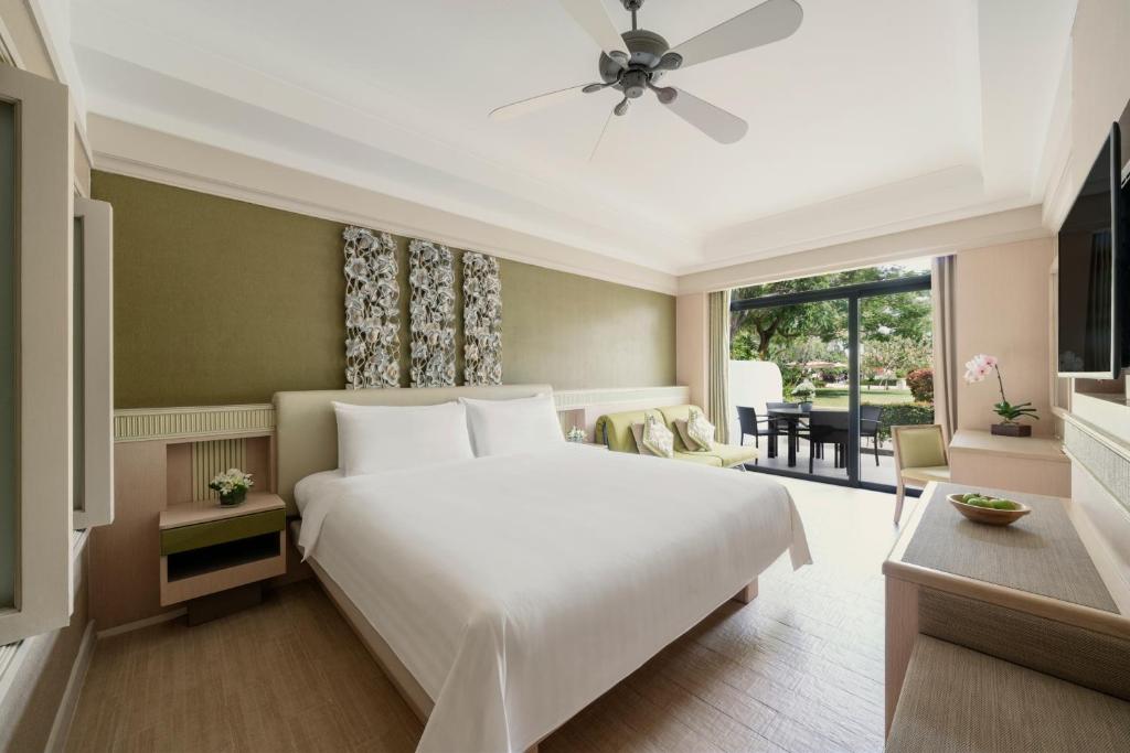 Двухместный (Семейный номер с кроватью размера «king-size» и видом на сад) курортного отеля Shangri-La's Rasa Sentosa Resort & Spa, Сингапур (город)