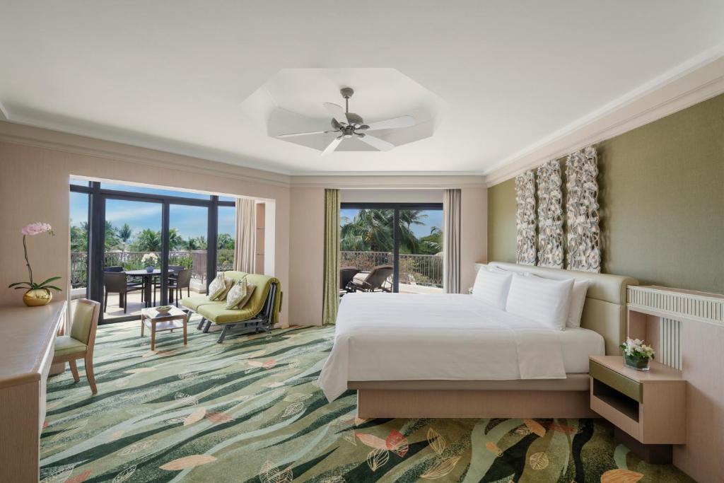 Двухместный (Номер с кроватью размера «king-size», террасой и видом на бассейн) курортного отеля Shangri-La's Rasa Sentosa Resort & Spa, Сингапур (город)