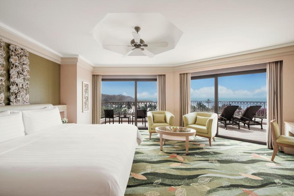 Двухместный (Номер с кроватью размера «king-size», террасой и видом на море) курортного отеля Shangri-La's Rasa Sentosa Resort & Spa, Сингапур (город)