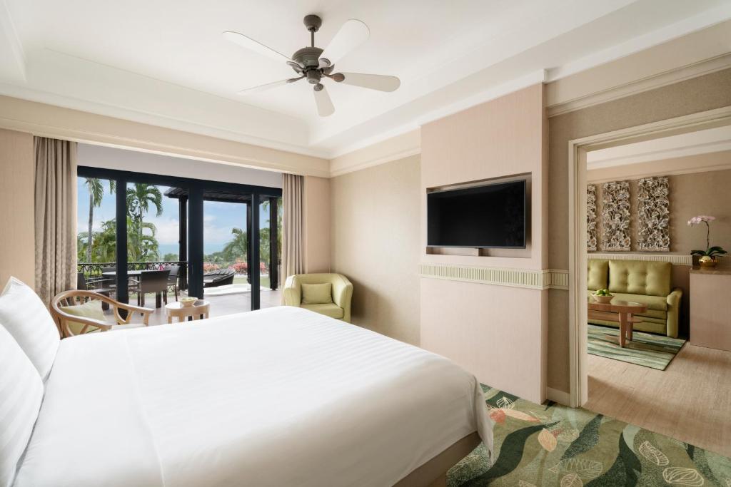 Сьюит (Суперлюкс с видом на море) курортного отеля Shangri-La's Rasa Sentosa Resort & Spa, Сингапур (город)