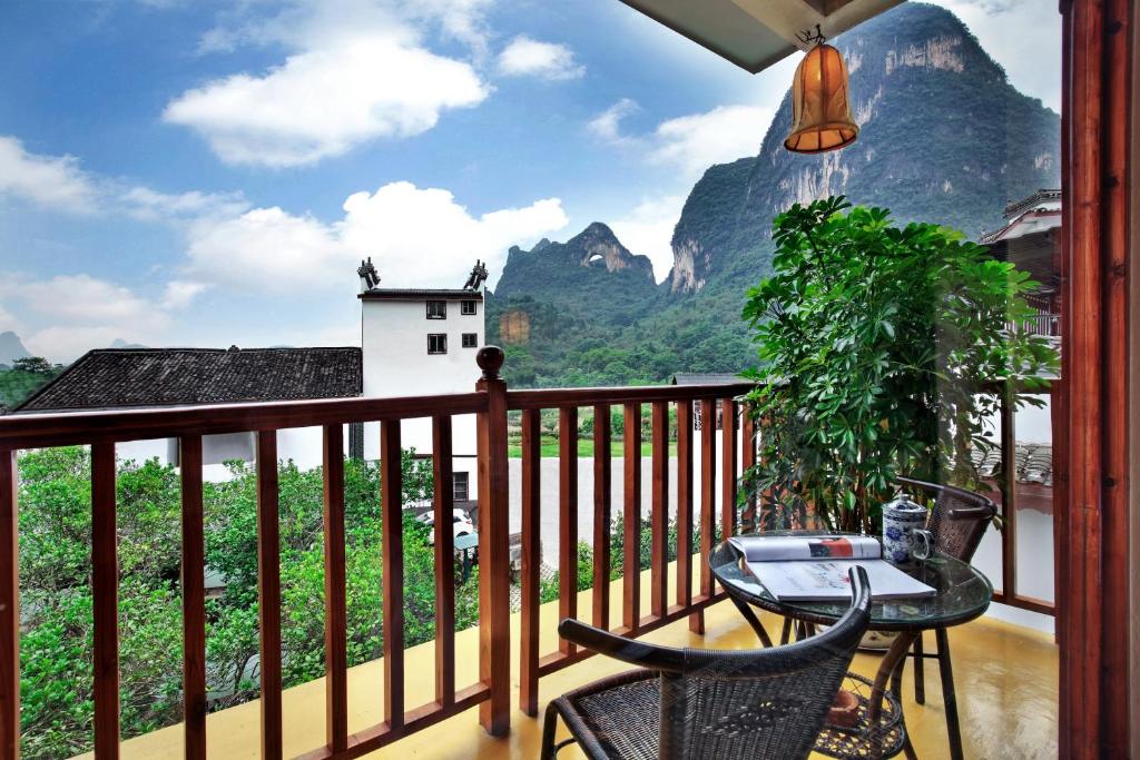 Двухместный (Номер с кроватью размера «queen-size» и балконом), Yangshuo Village Inn