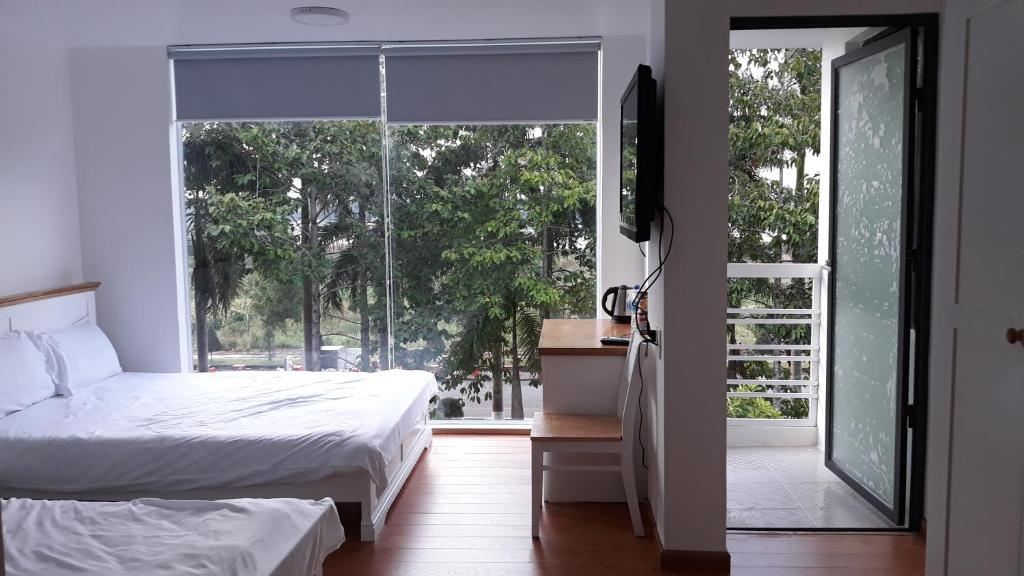 Двухместный (Двухместный номер Делюкс с 1 кроватью и балконом) отеля Hana Riverside Villa, Куангнгай