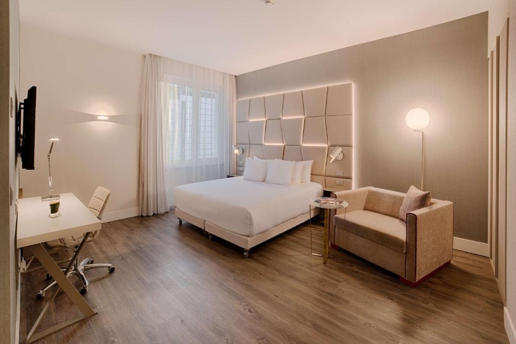 Двухместный (Большой двухместный номер «Премиум» с 1 кроватью или 2 отдельными кроватями и дополнительной кроватью (для 2 взрослых и 1 ребенка)) отеля NH Collection Palazzo Cinquecento, Рим