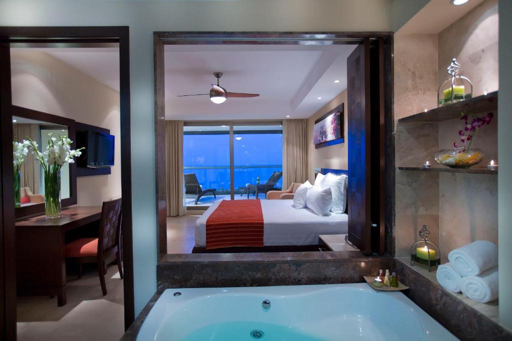 Двухместный (Люкс с 1 спальней и видом на океан) курортного отеля Sunset Plaza Beach Resort & Spa, Пуэрто-Вальярта