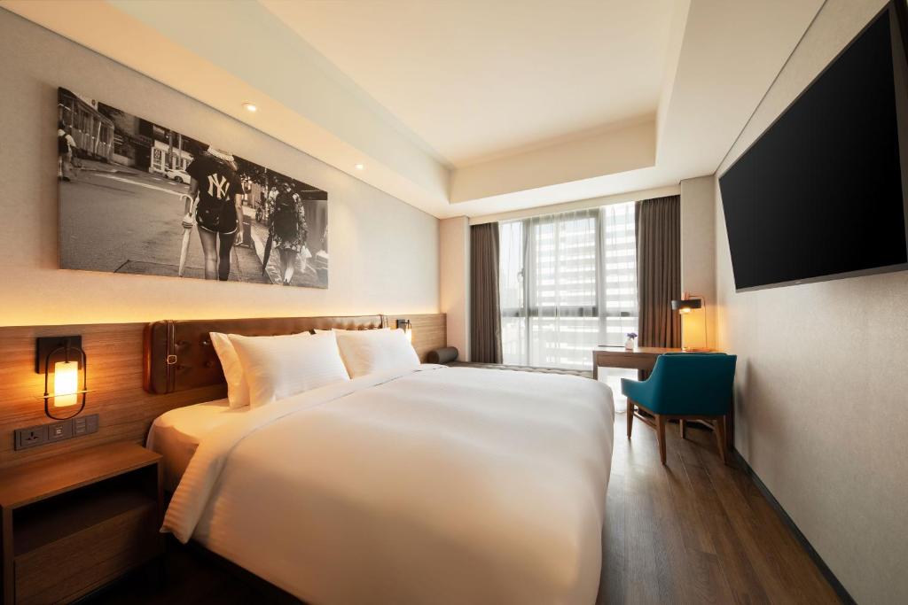 Двухместный (Улучшенный номер с кроватью размера «king-size») отеля Mercure Ambassador Seoul Hongdae, Сеул