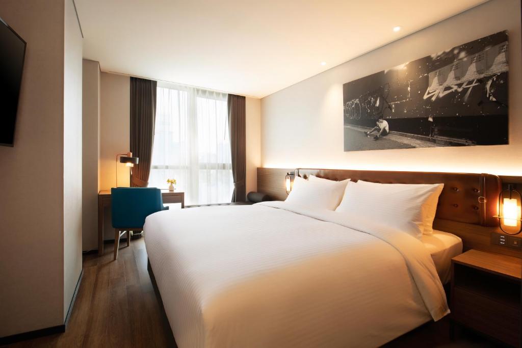 Двухместный (Стандартный номер с кроватью размера «king-size») отеля Mercure Ambassador Seoul Hongdae, Сеул