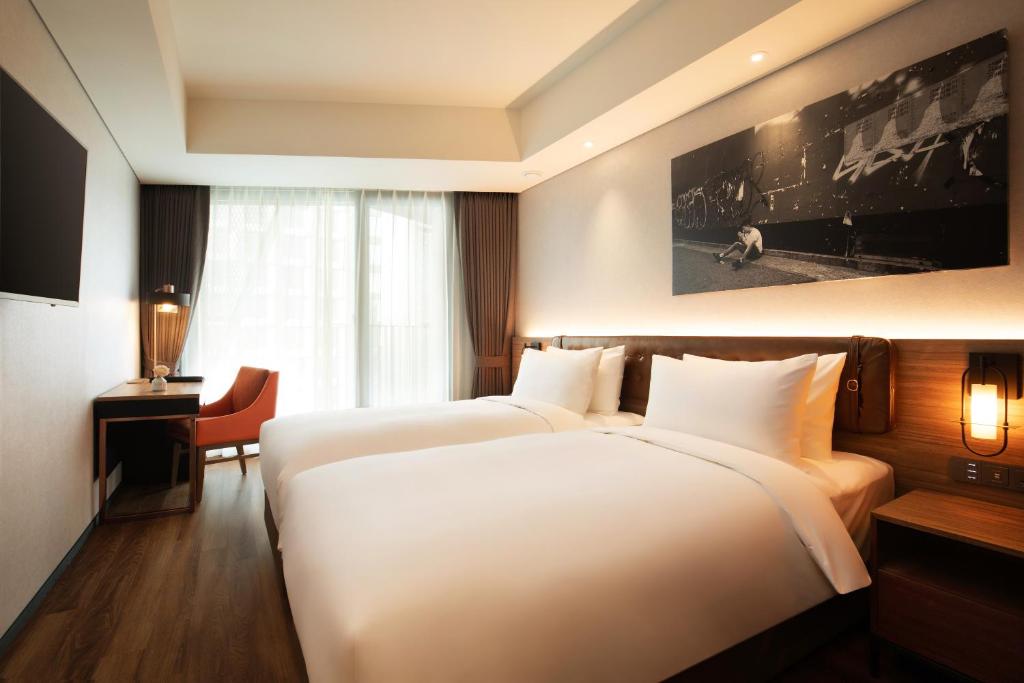 Двухместный (Улучшенный двухместный номер Делюкс с 2 отдельными кроватями и балконом) отеля Mercure Ambassador Seoul Hongdae, Сеул