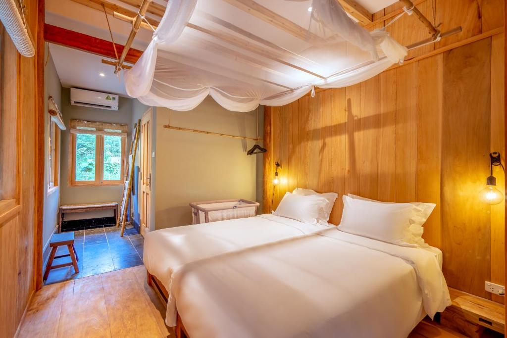 Двухместный (Стандартный двухместный номер с 1 кроватью) отеля Topas Riverside Lodge, Сапа