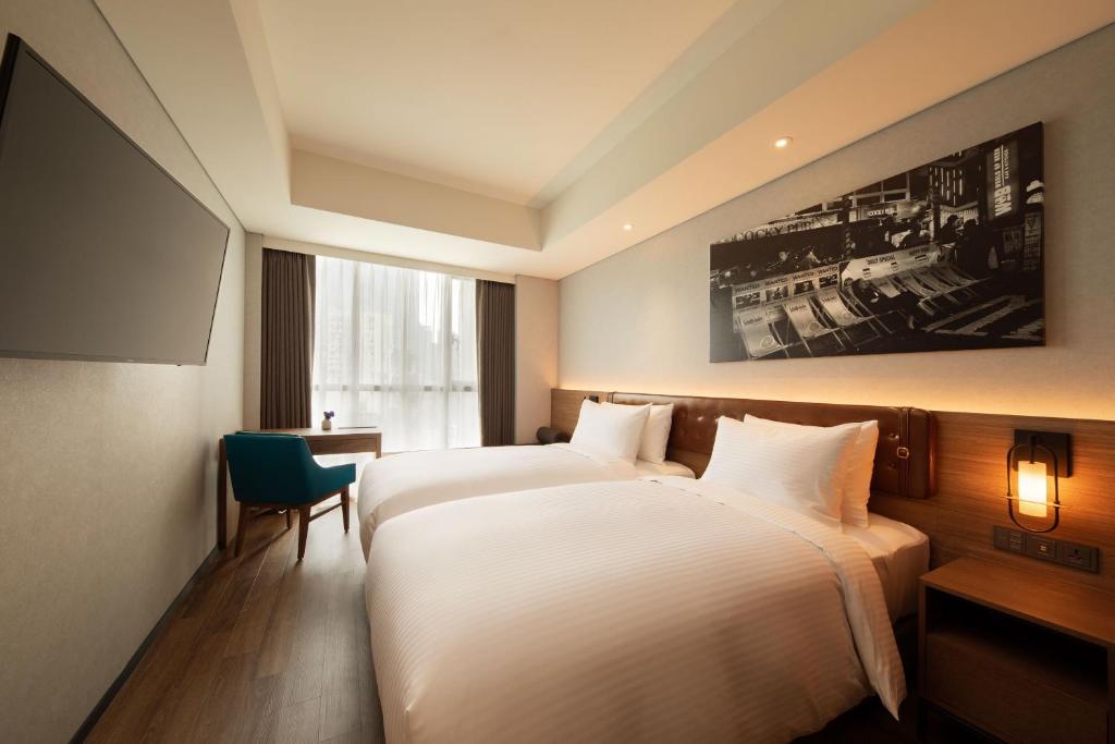 Двухместный (Улучшенный двухместный номер с 2 отдельными кроватями) отеля Mercure Ambassador Seoul Hongdae, Сеул