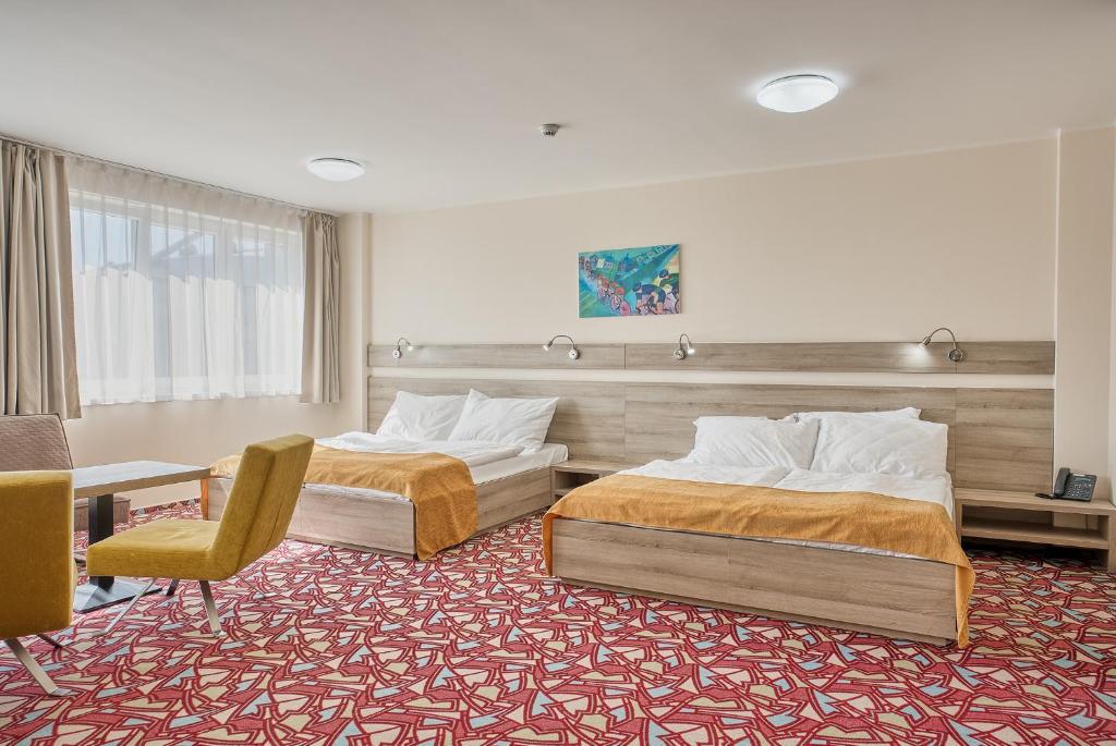 Четырехместный (Номер Делюкс с 2 кроватями размера «queen-size») отеля Arena, Хомутов