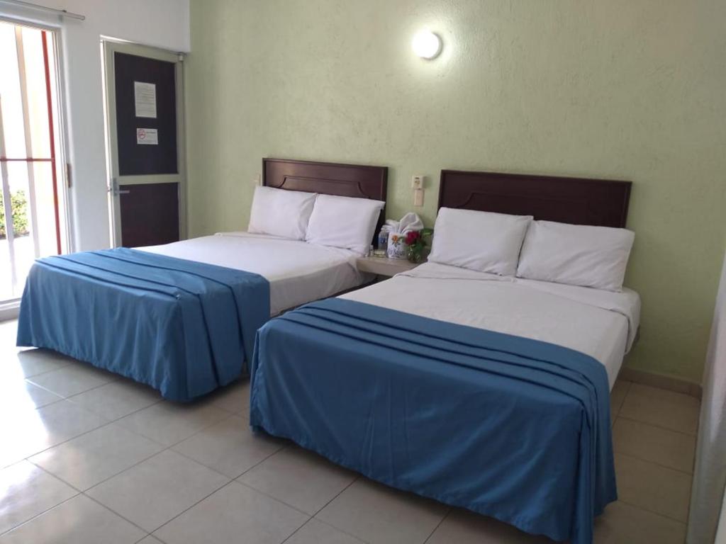 Четырехместный (Улучшенный номер с 2 кроватями размера «queen-size») отеля Hotel Rio Balsas, Мансанильо