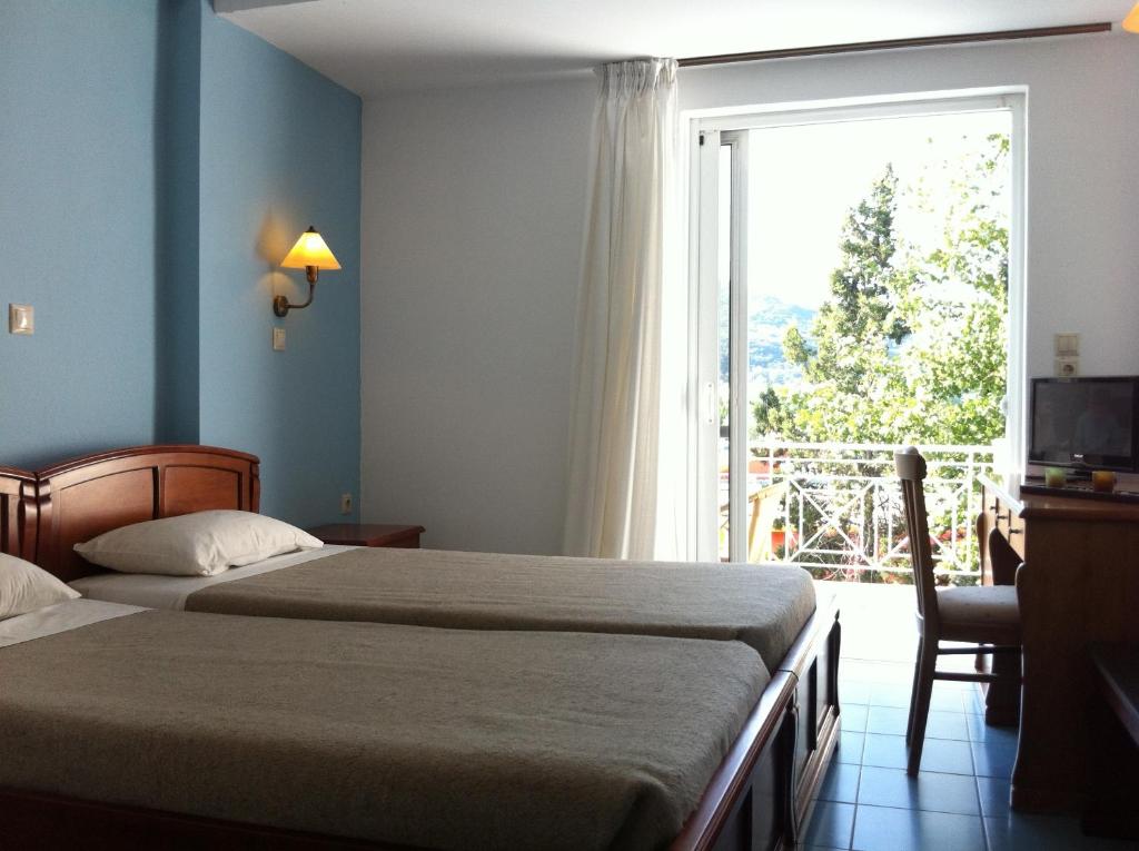 Двухместный (Двухместный номер с 1 кроватью или 2 отдельными кроватями и балконом) отеля Three Stars Beach Hotel, Мораитика