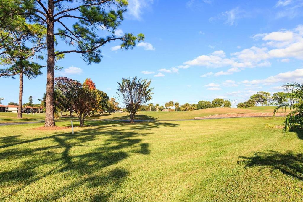 GOLF COURSE VIEW 2 bedroom 2 bath condo!