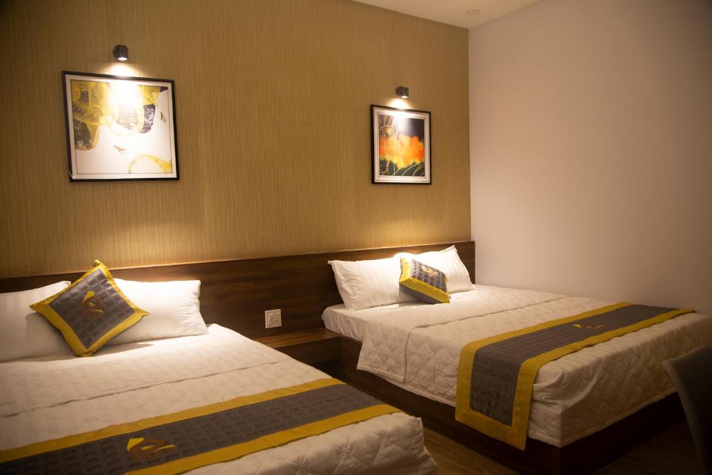 Четырехместный (Номер Делюкс с 2 кроватями размера «queen-size») отеля Khách sạn Phú Yên - BaKa Hotel, Туихоа