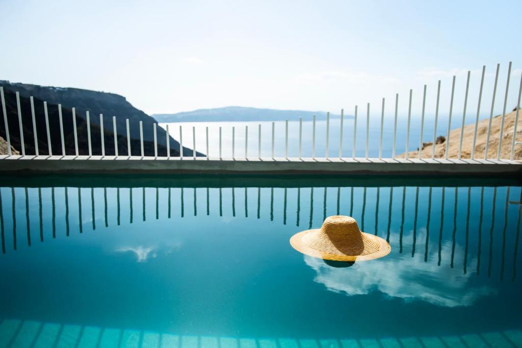 Сьюит (Люкс Lilium с собственным бассейном) отеля Lilium Santorini Villa, Тира