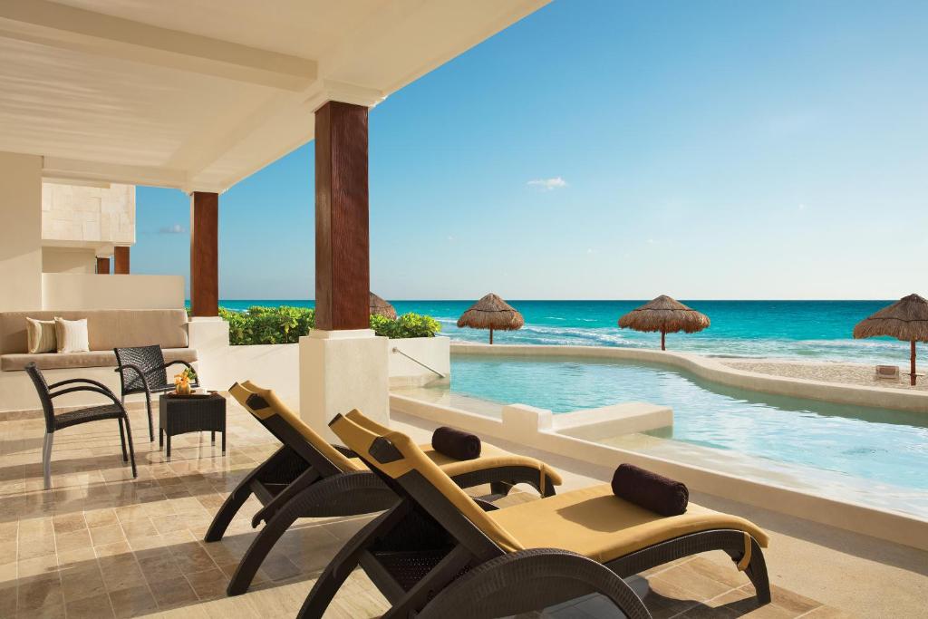 Сьюит (Привилегированный клубный главный люкс у пляжа с кроватью размера «king-size» и выходом к бассейну) курортного отеля Now Sapphire Riviera Cancun-All Inclusive, Пуэрто-Морелос