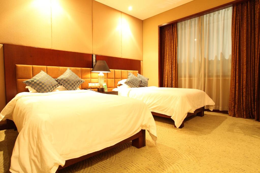 Двухместный (Для некурящих - Улучшенный двухместный номер с 2 отдельными кроватями) отеля Dong Fang Hotel Guangzhou, Гуанчжоу