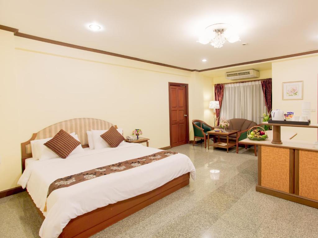 Сьюит (Улучшенный люкс) отеля Patumwan House, Бангкок