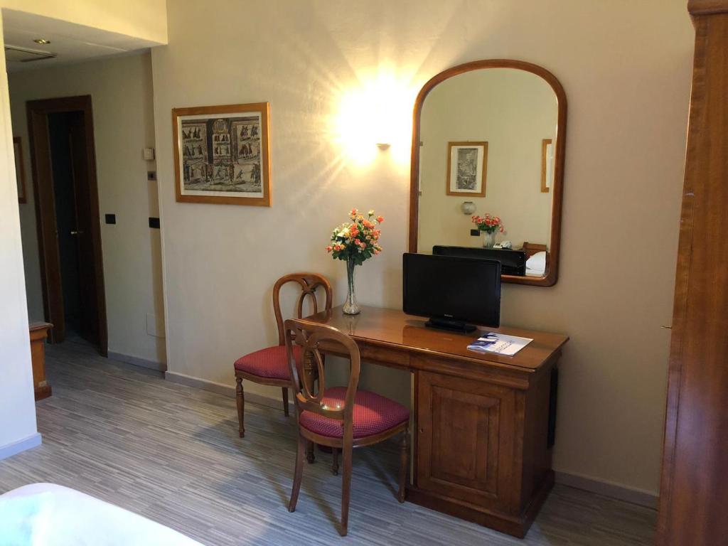 Двухместный (Двухместный номер эконом-класса с 1 кроватью или 2 отдельными кроватями) отеля Hotel Select, Флоренция