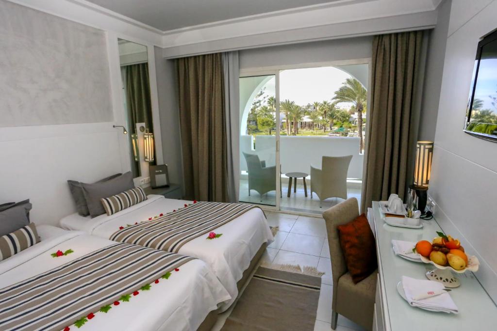 Двухместный (Двухместный номер с 1 кроватью и видом на бассейн) отеля Djerba Plaza Thalasso & Spa, Мидун