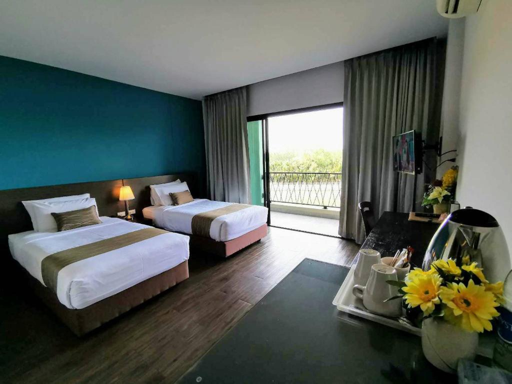 Двухместный (Двухместный номер Делюкс с 1 кроватью или 2 отдельными кроватями и видом на реку) отеля Coco View Hotel, Самутсонгкхрам