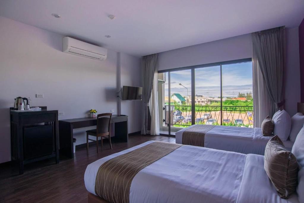 Двухместный (Улучшенный двухместный номер с 2 отдельными кроватями и видом на город) отеля Coco View Hotel, Самутсонгкхрам