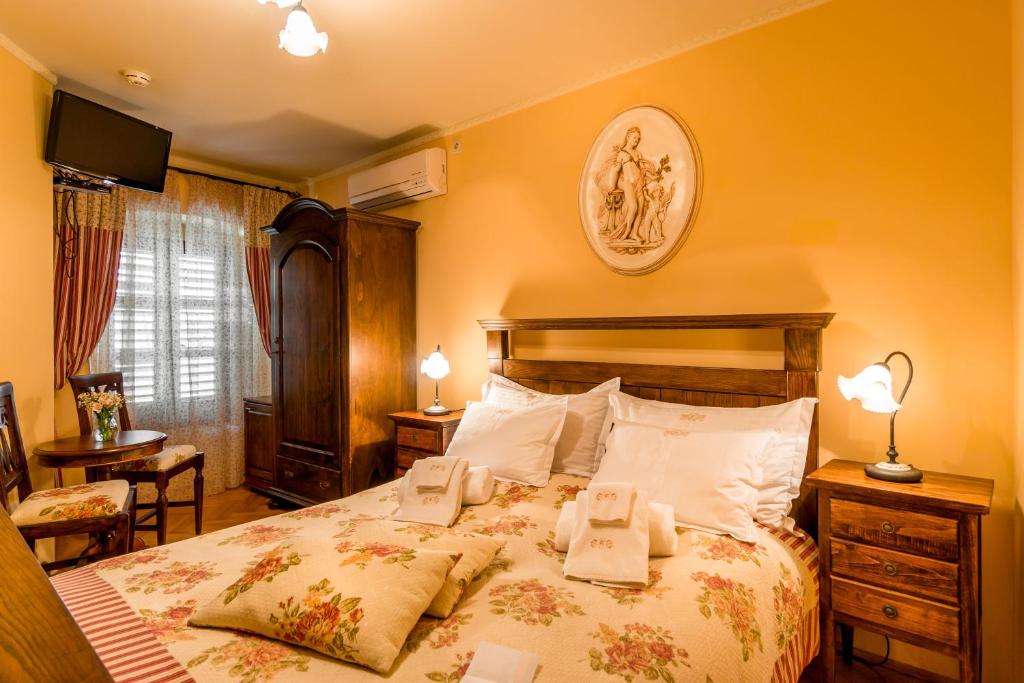 Двухместный (Специальное предложение — Двухместный номер с 1 кроватью, в стоимость входит трансфер от/до аэропорта Тиват) отеля Hotel Monte Cristo, Котор