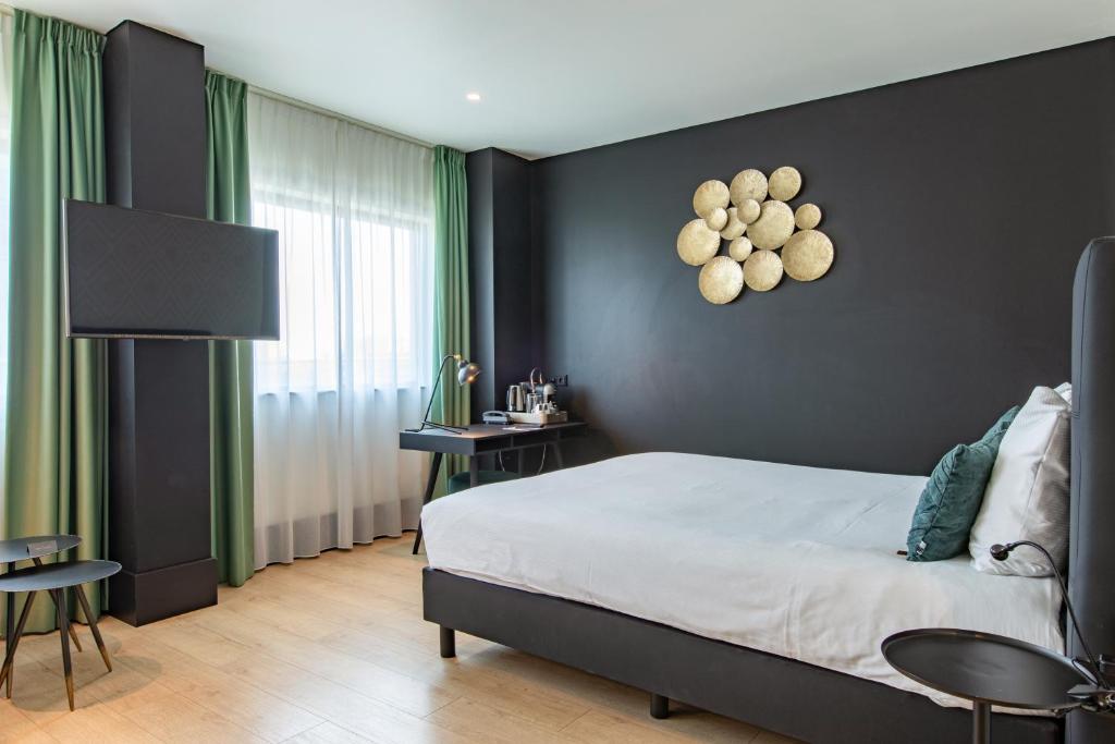 Двухместный (Улучшенный двухместный номер «Плюс» с 1 кроватью и видом на город) отеля The James Rotterdam, Роттердам
