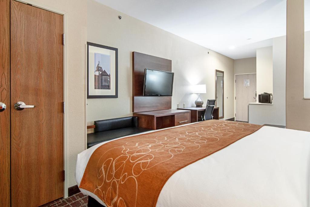 Двухместный (Люкс с кроватью размера «king-size» - Для некурящих/Внутренний коридор) отеля Comfort Suites NW Dallas Near Love Field, Даллас
