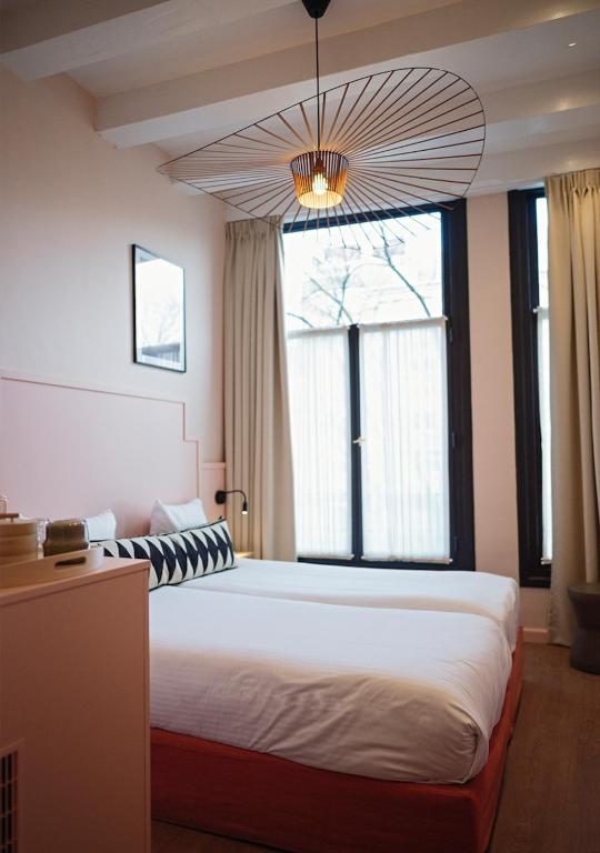 Двухместный (Двухместный номер с 1 кроватью или 2 отдельными кроватями, вид на канал) отеля The Times Hotel, Амстердам