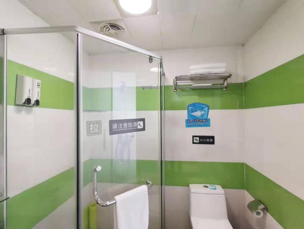 Двухместный (Двухместный номер бизнес-класса с 2 отдельными кроватями) отеля 7Days Inn Guangzhou Baiyun Yongtai Subway Station 2nd, Гуанчжоу