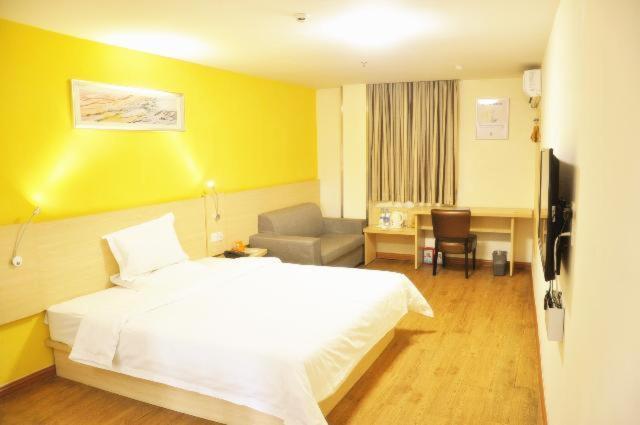 Двухместный (Улучшенный номер с кроватью размера «queen-size») отеля 7Days Inn Niuwangmiao Metro Station, Чэнду