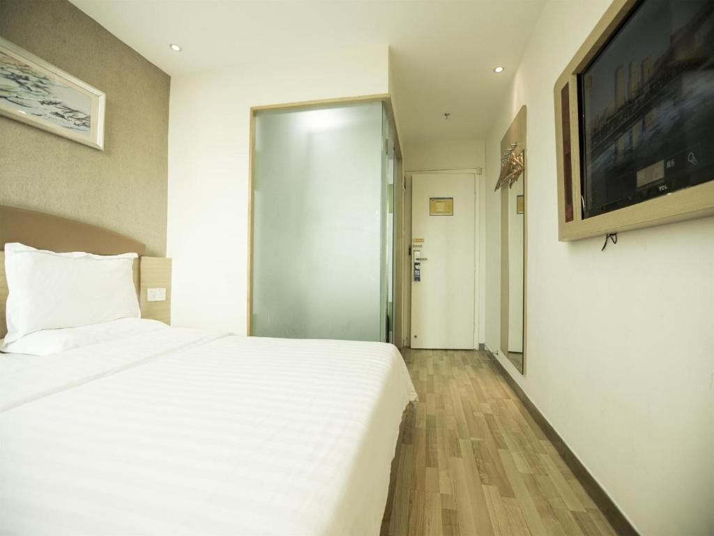 Двухместный (Улучшенный номер с кроватью размера «queen-size») отеля 7Days Inn Haikou Nansha Road City square, Хайкоу