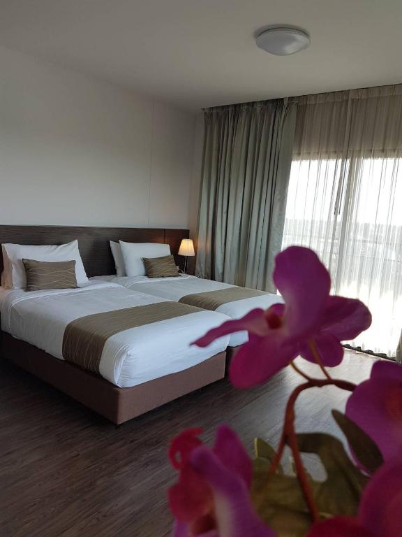 Двухместный (Двухместный номер с 2 отдельными кроватями и видом на бассейн) отеля Coco View Hotel, Самутсонгкхрам