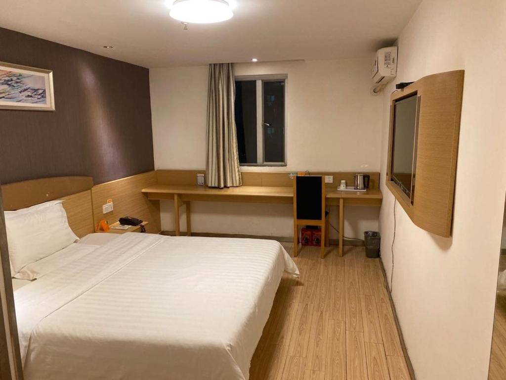 Двухместный (Улучшенный номер с кроватью размера «queen-size»), 7Days Inn Guangzhou Keyun Road