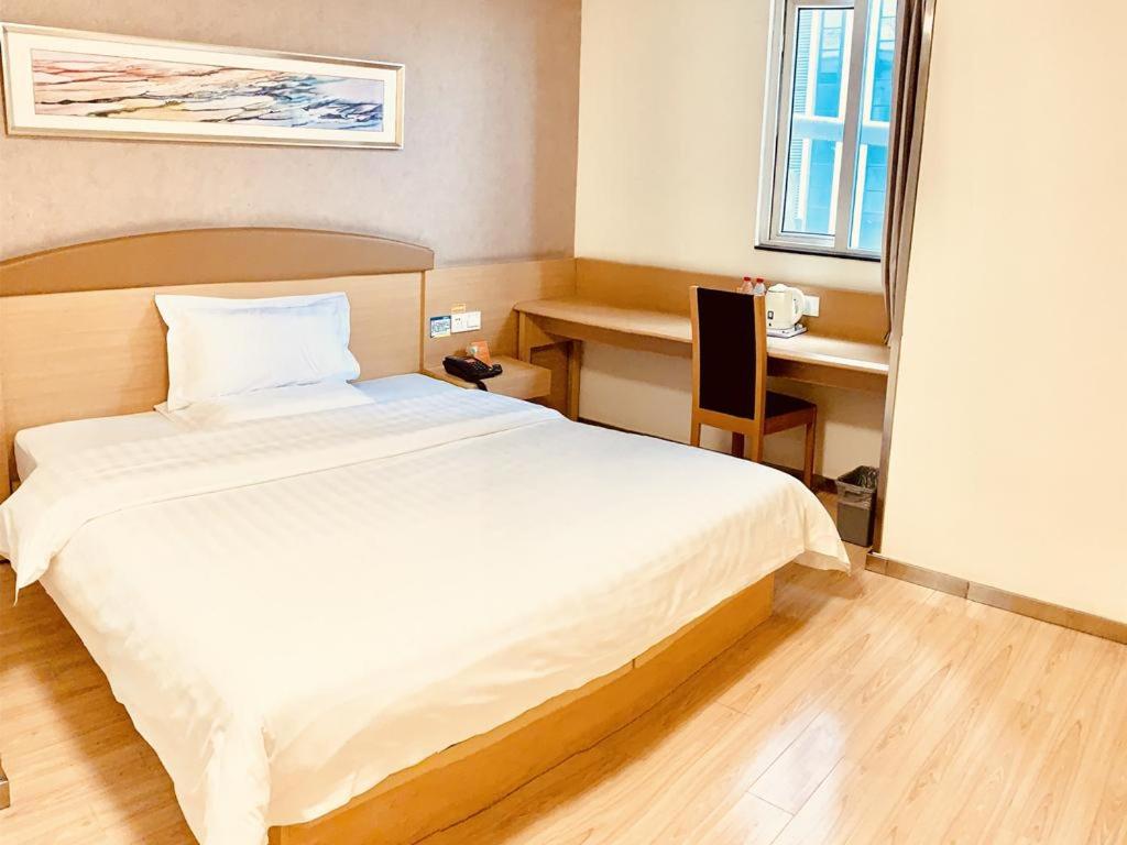 Двухместный (Улучшенный номер с кроватью размера «queen-size») отеля 7Days Inn Chengdu Kuanzhai Xiangzi Vancouver Square, Чэнду