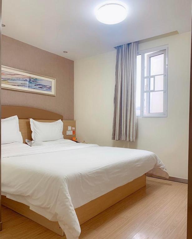 Двухместный (Улучшенный номер с кроватью размера «queen-size») отеля 7Days Inn Nanning Qixing Road, Наньнин