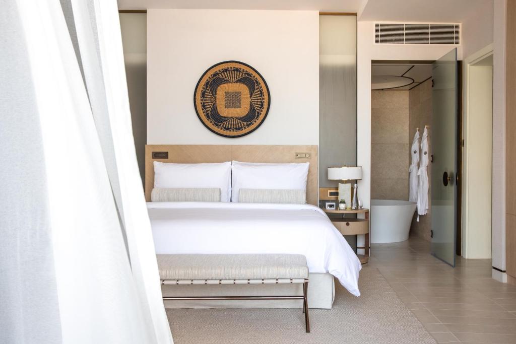 Четырехместный (Номер с кроватью размера «king-size» и террасой с видом на океан) курортного отеля Jumeirah at Saadiyat Island Resort, Абу-Даби