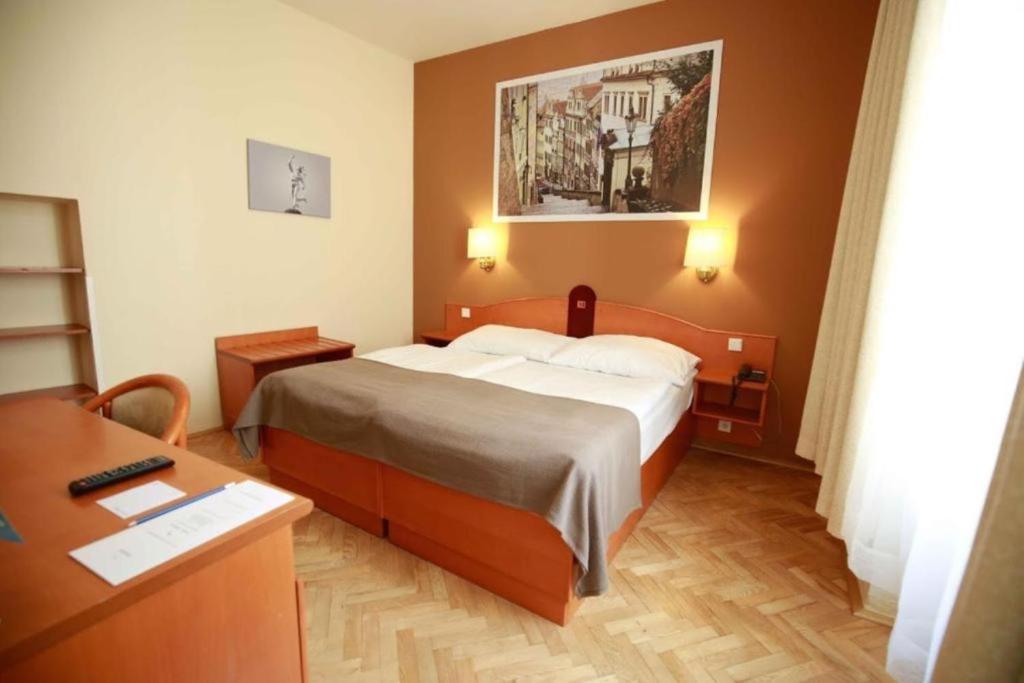Двухместный (Стандартный двухместный номер с 1 кроватью или 2 отдельными кроватями) отеля Merkur, Прага