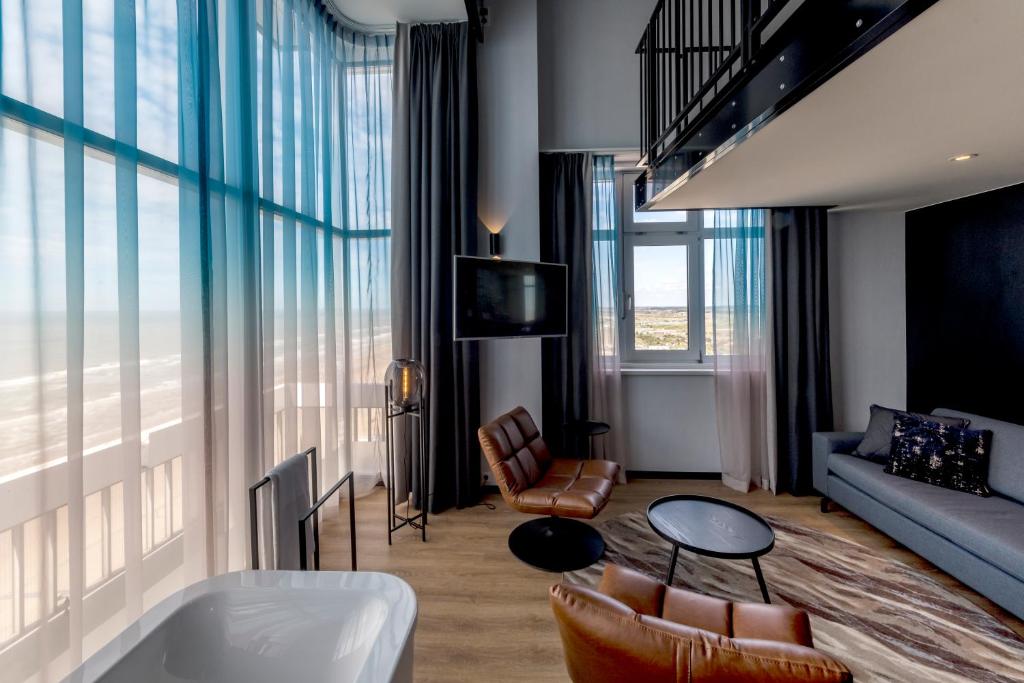 Четырехместный (Лофт с джакузи, двухъярусной кроватью и видом на море и окружающую местность) отеля Palace Hotel Zandvoort, Зандфорт