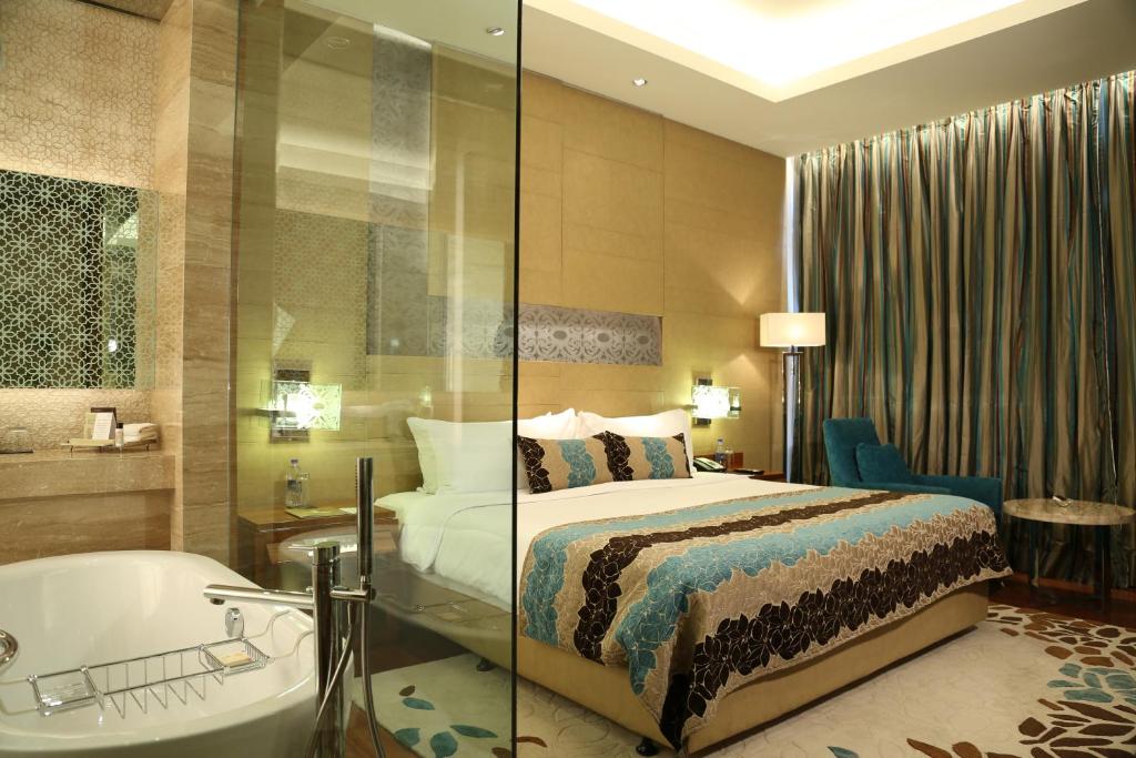 Двухместный (Superior King Room with confirmed upgrade to Deluxe Room,20% discount on food & Soft Beverages), Taj City Centre Gurugram