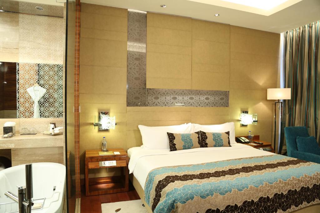 Двухместный (Superior King Room with confirmed upgrade to Deluxe Room,20% discount on food & Soft Beverages), Taj City Centre Gurugram