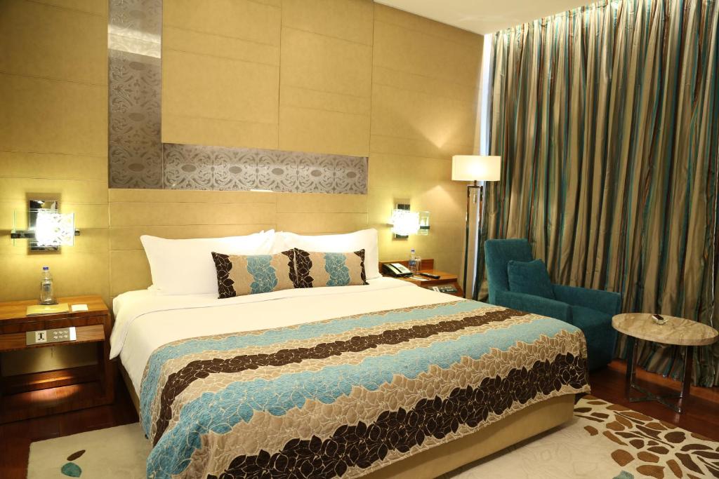 Двухместный (Superior King Room with confirmed upgrade to Deluxe Room,20% discount on food & Soft Beverages), Taj City Centre Gurugram