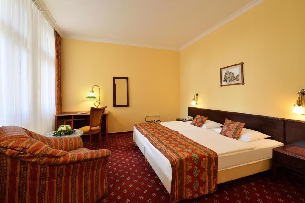 Трехместный (Улучшенный номер с кроватью размера «king-size») отеля Hotel Palatinus City Center, Печ