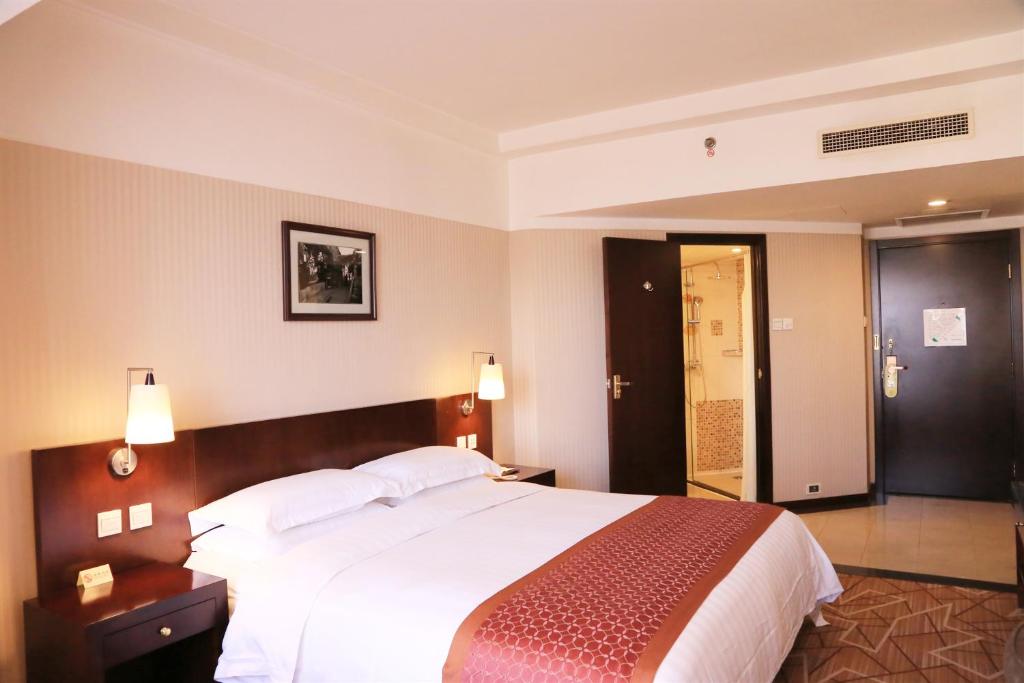 Двухместный (Standard Double or Twin Room-China Mainland citizens with Chinese ID card only) отеля Dong Fang Hotel Beijing, Пекин